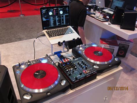 What Software Do DJs Use: Exploring the Digital Turntables of Modern Music